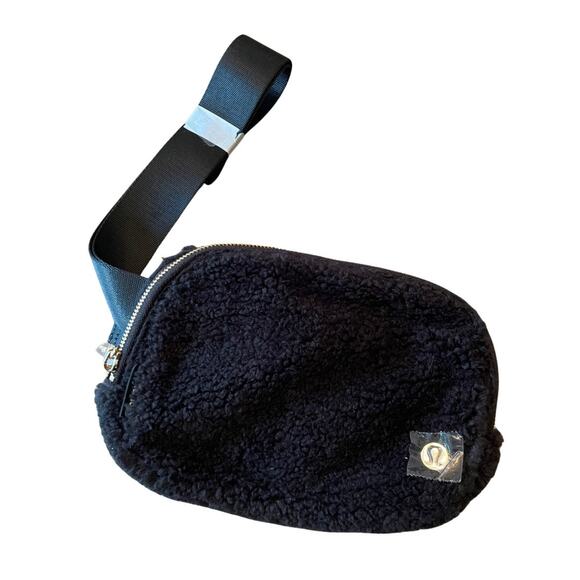 NWT Lululemon Everywhere Belt Bag Fleece 1L – Black | NWT Sherpa Waist Bag 727G - Picture 2 of 9
